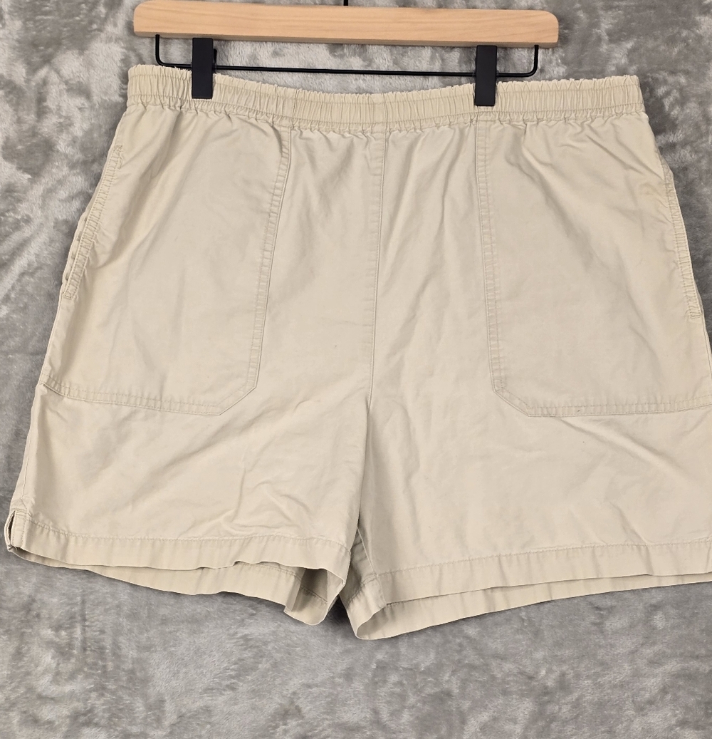 Liz Claiborne Cream Flat Front Shorts